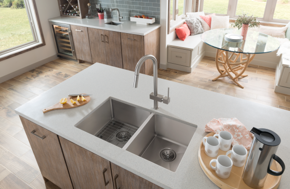 Elkay Avado Single Hole Kitchen Faucet with Pull-down Spray and Lever Handle
